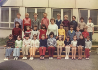 School photo, Petra Bernatová in the bottom row second from the right