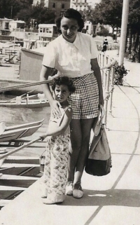 Witness with his mother in Opatija (Croatia) year 1939