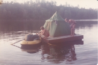 David a Jakub, synové pamětníka, před stanem na skákacím voru, u chaty, 1978