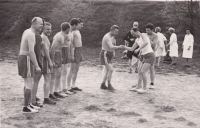 Pamětník (třetí zleva) před fotbalovým zápasem mezi pracovníky Jáchymovských uranových dolů, 1985