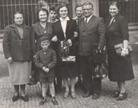 Svatba v roce 1956 (fotografii pořídil manžel, proto na ní není)