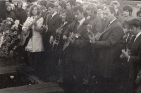 Pohřeb faráře Františka Karla, rytmická skupina hraje nad hrobem, 1971