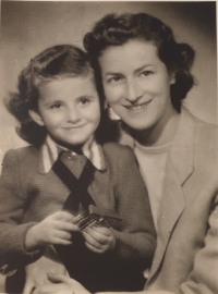 Soňa with her mother René Glattstein.
