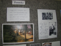 Fotografie zachycující panely výstavy o historii Stráže nad Nisou a připomínka, že v obci padl první voják bojující v prusko-rakouské válce v roce 1866