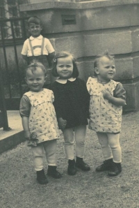 Ema, Světla, Ludmila, 1946