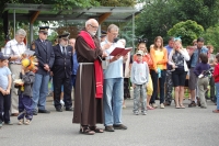 Ivan Zajíc s páterem Antonínem Kejdanou při žehnání hasičského auta ve Stráži nad Nisou (2009)