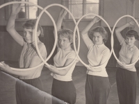 Training for the Spartakiad, 8th grade, year 1959, first from the right is Vítězslava Neubauerová 