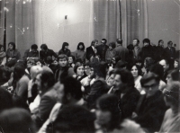 Premiere of The Beggar's Opera, view into the auditorium, Václav Havel in the back, 1975