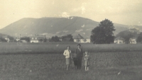 Boarding house guests taking a walk, Dolní Riverbank under Hradisko 
