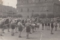 Oddíl Jungvolk ve Stříbře, pamětník s bubnem uprostřed, 1938