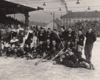 Exhibice pamětníka s herci Divadla J. K. Tyla a komikem J. Šterclem (1. ležící), 1963