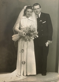 The wedding photo of the Leščinskýs, 1950