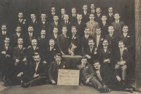 A circle of Czech journeymen, Josef Rýznar sits at a table in the bottom row, third from the right, 1914