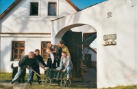 Alena Vondrášková with her husband Jan Vítek and their children, Myslkovice 2002