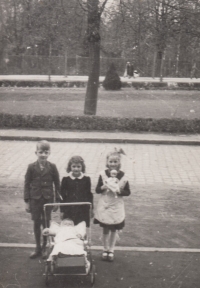 Helma (centre) with her brothers and a friend in Brieg, 1942