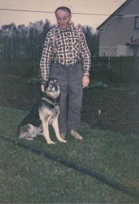 Tatínek pamětnice Vlastislav Máj na zahradě v Dolní Krupé, 1990 