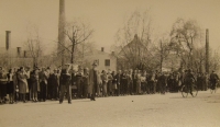 Běloves - srocení lidí v ulicích kolem 9. května 1945