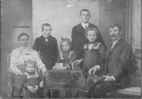 On the right Hugo Grulich (grandfather) with the whole family, 1900