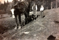 Na poli s otcem Františkem Dočekalem, Nyklovice, okolo roku 1949