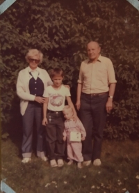 Karel Mikolín with his wife and grandchildren