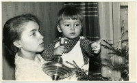 Vladimir a matka Tatiana poblíž novoročního stromu, Sverdlovsk, 1975, foto: Anatolij Pomortsev.