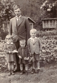 With her daddy and siblings