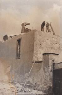 Demolition of so called American refridgerator house which stood near Panský dům (manorial house) in Humpolec, 1965