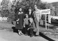 Maminka pamětníka Vlastimila Wienerová, otec Egon Wiener st., Egon Wiener ml., pamětníkův syn Jakub a manželka, 80. léta 20. století