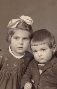 Zdeňka Pohlová with her older brother after the war 