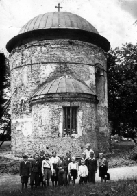 Antonín Szkandera (druhý zprava) na školním výletě, Cieszyn, 1943