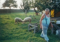 Pamětník na své zahradě, 2001