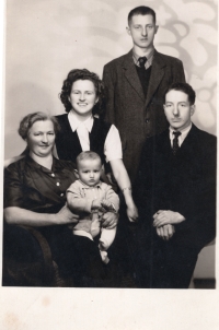 Rodinná fotografie. Zleva sedící: Barbora Hable (matka), Rudolf Hable, Hilda Hable (sestra), Johann Hable (otec). Stojící: bratr Rudolfa Hableho, okolo roku 1949