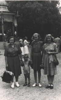 Irena Linhartová with her sister Dáža