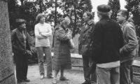 Zdena Kabátová-Táborská (2nd from left) with artist friends, on the right Jiří Šalamoun