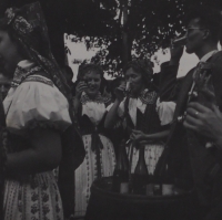 Věra Heidlerová s Hradišťanem, vinobraní v Dijonu, 1957