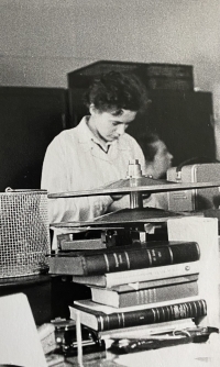 Věra Beránková at work at the Institute of Epidemiology and Microbiology