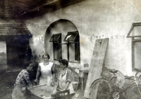 Mother of the witness (next to a washtub) in front of her house in Obříství 