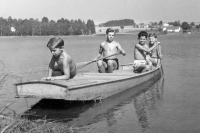 Stanislav Wieser s bratry na loďce u Červeného Kostelce, snímek z roku 1953