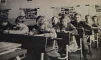 Jaroslava Kotlabová in 1943 in German school in Veselí nad Lužnicí, in the middle