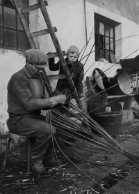 Otec pamětnice Josef Oharek se svým vnukem Ladislavem, Tlumačov 1965