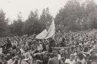 Veselané včetně Vlastimila Procházky na koncertě ve Chvaleticích, 1981	