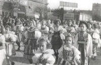 Oslava po osvobození, Zdeňka a Milan Gerykovi, Přerov, 1945
