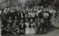 Školní foto, měšťanka ve Stráži nad Nežárkou, 9. třída, druhá řada, první zprava, rok 1951