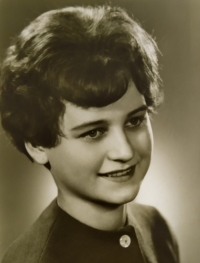 Josefa Pavelcová na maturitním tablu, 1963