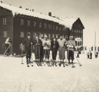 Rekreace v Krkonoších, Božena druhá zleva, 1949