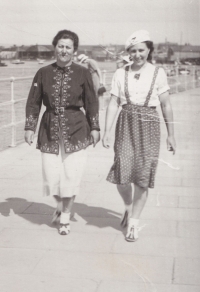 Mother and her aunt on the English coast, 1939