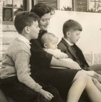 Agathe in her mom's arms, her brother Jenö on the left, Sándor on the right. Portugal, November 1962