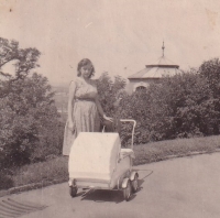 Eva Bělková během studií v Praze. V kočárku syn Martin (1960)