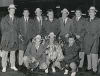 Richard Nový na letní olympiádě v Tokiu 1964, v horní řadě zcela vpravo