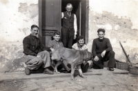 Děda a matka Moniky Ruské s francouzskými zajatci a děvečkou / statek v Bolaticích / kolem roku 1944